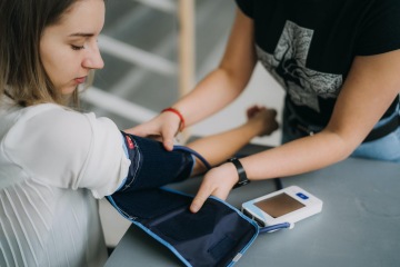 Je vysoký krevní tlak v těhotenství nebezpečný? A jak souvisí s preeklampsií?